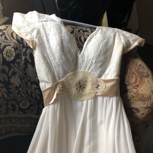 Beautiful custom made lace wedding dress - Picture 8 of 8